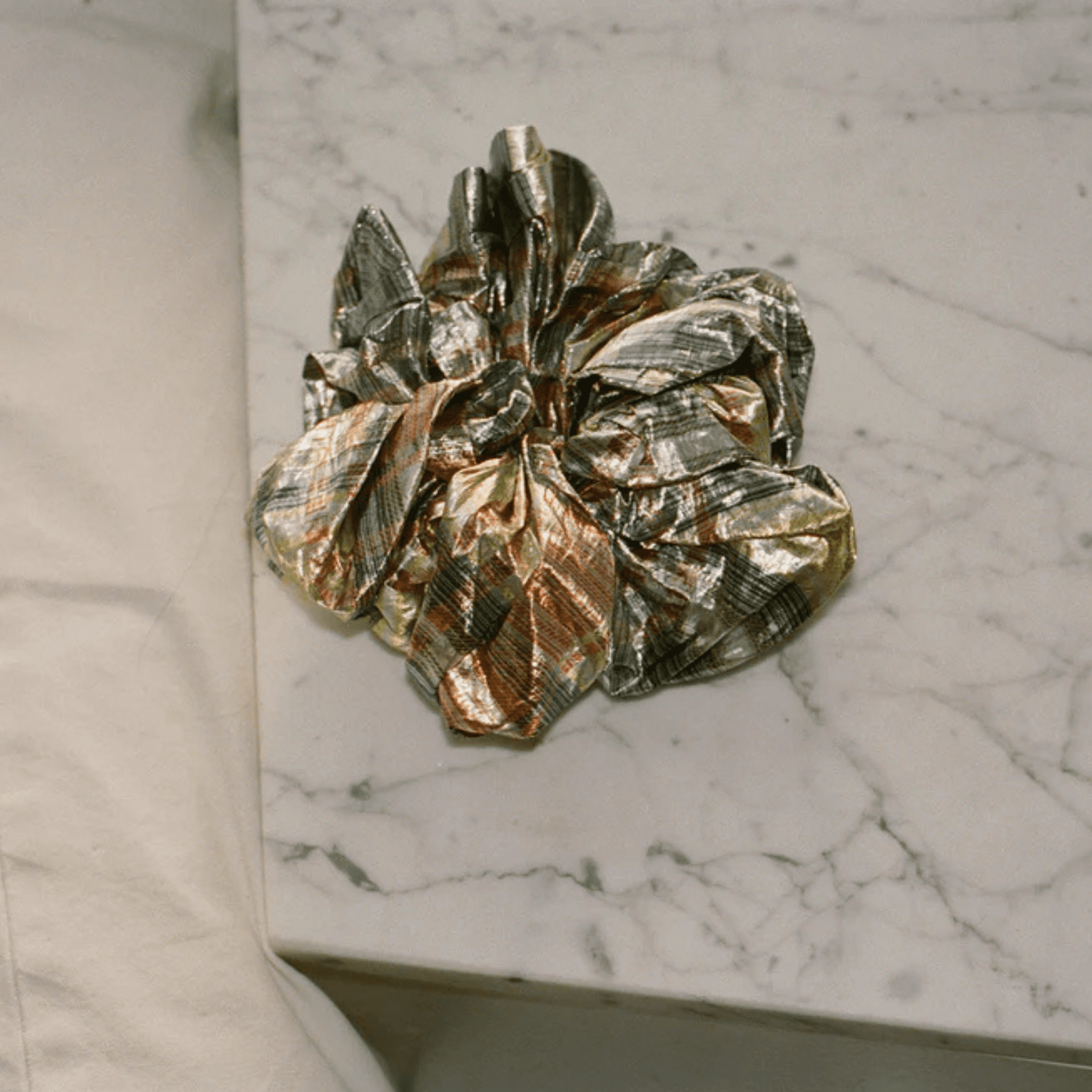 CAMELLIA SCRUNCHIE, SHINE